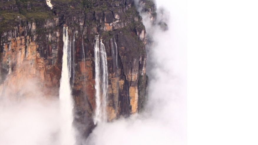 2. Thác Angel (Venezuela) nằm trong công viên Canaima của Venezuela. Đây là thác nước cao nhất thế giới, cao 979m.  Dòng thác phần lớn bốc hơi thành sương trước khi chảy được tới đáy, vì vậy, cách tốt nhất để xem Angel là quan sát từ máy bay trực thăng. Nơi đây, mùa mưa từ tháng 5 đến tháng 10 hằng năm, đây cũng là khoảng thời gian nhiều du khách đến chiêm ngưỡng thác nhất. 