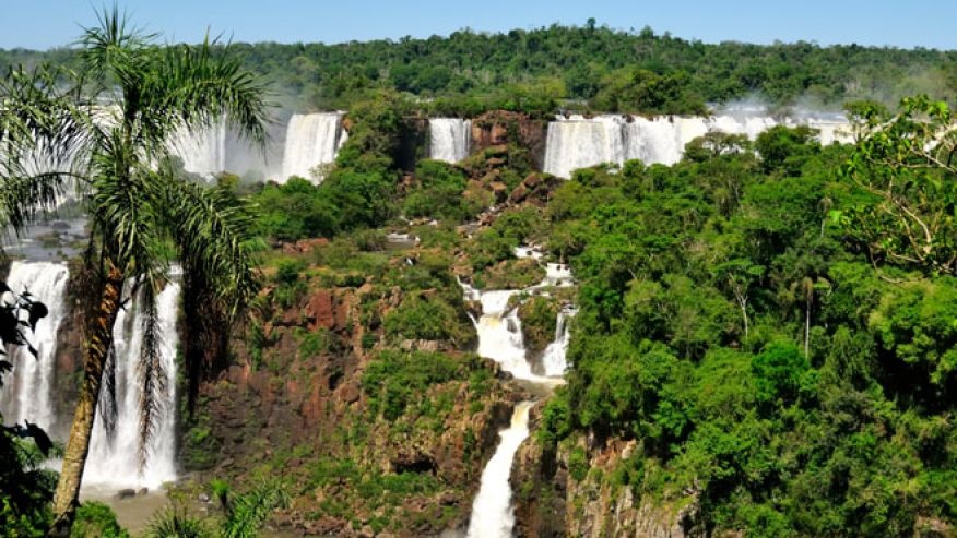 6. Quần thể thác Iguassu (Argentina, Brazil) hình bán nguyệt, nằm trong khu rừng cận nhiệt đới, bao gồm 275 dòng thác với tổng chiều dài 2.686 m, nơi cao nhất 81 mét. Dù thuộc địa phận Argentina và Brazil, nhưng bạn vẫn có thể đi từ Paraguay, chỉ cần xuyên qua một con sông là bạn đã thể cận cạnh ngắm nhìn quần thể thác. Tháng 9 và tháng 10 là khoảng thời gian thích hợp nhất dể du lịch tới đây. 
