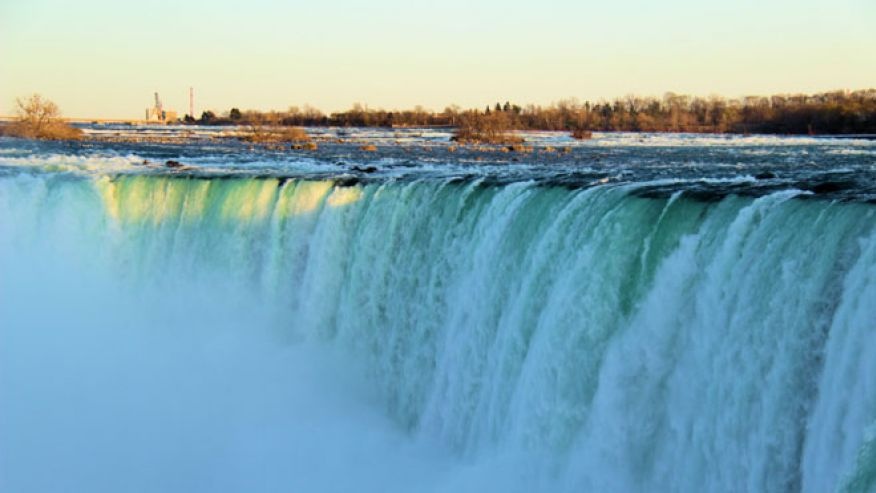 7. Đại thác Niagara (New York, Ontario, Canada), gồm 3 thác Horseshoe, American và Bridal Veil tạo thành, nằm ở biên giới Canada và Mỹ. Bạn có thể chọn bất cứ lúc nào để đi tham quan thác, đẹp hơn cả là giữa tháng 5 và giữa tháng 9. 