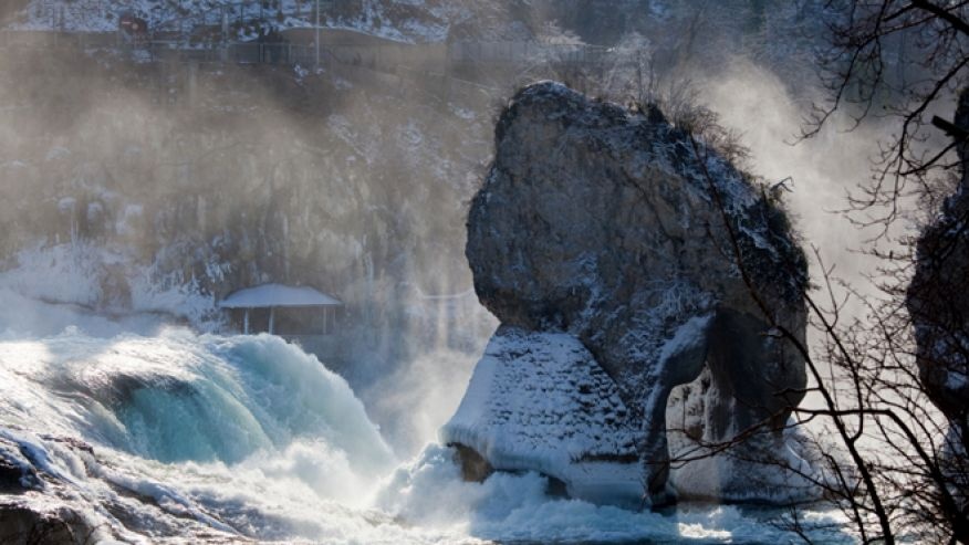 8. Thác Rhine (Thuỵ Sỹ), nằm ở Schaffhausen, rộng 152 mét, cao 22 mét, là thác nước lớn nhất châu Âu. Bạn có thể lái xe, đi xe đạp hoặc đi bộ để tới đây, đường rất dễ đi. Nếu đến vào mùa hè, cách đi tiện nhất là làm một tour du lịch trên thuyền dọc sông Rhine.  