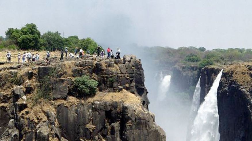 9. Thác Victoria (Zambia và Zimbabwe), còn có tên là Mosi O Tunya, nằm trên biên giới Zambia và Zimbabwe, là một trong bảy kỳ quan thiên nhiên của thế giới. Thác Victoria rộng 1.609 mét, cao 109 mét. Xét về cả hai yếu tố này, thì đây là thác nước lớn nhất thế giới. Có rất nhiều cách để thưởng thức thác Victoria, bạn có thể chọn nhảy bungee, đi bè hoặc máy bay trực thăng. 