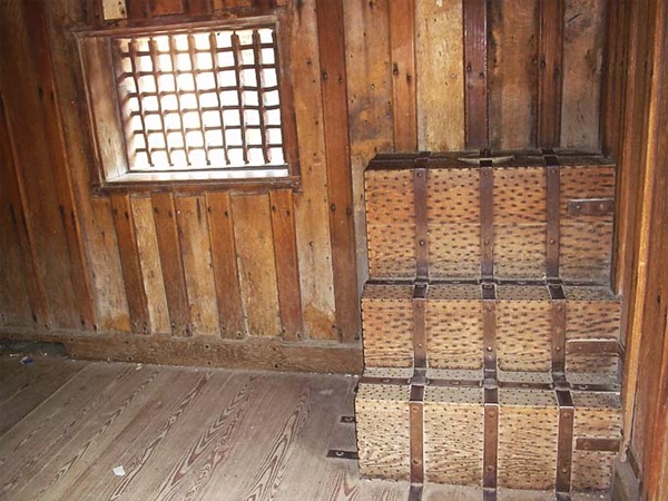 9.	Còn toilet này có vẻ không ăn nhập gì lắm với cảnh quan xung quanh, nhưng mặt trời tắt bóng, ngồi trong toilet ngắm nhìn trời đêm thì tuyệt vời.