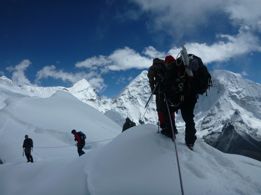1. Leo núi tuyết (Nepal): Có hơn 2.200 người đã từng leo lên ngọn núi cao nhất thế giới Everest, và gần 200 người đã thiệt mạng. Một trong những điều khó khăn nhất là những người dẫn đường năm nào cũng phải tìm đường mới, bởi sự dịch chuyển của băng tuyết. Núi tuyết Khumbu là một trong những con đường nguy hiểm nhất dẫn tới đỉnh Everest. Người ta thường phải bắt đầu leo từ rất sớm, vài tiếng trước khi mặt trời mọc, để tránh băng tuyết rơi. 