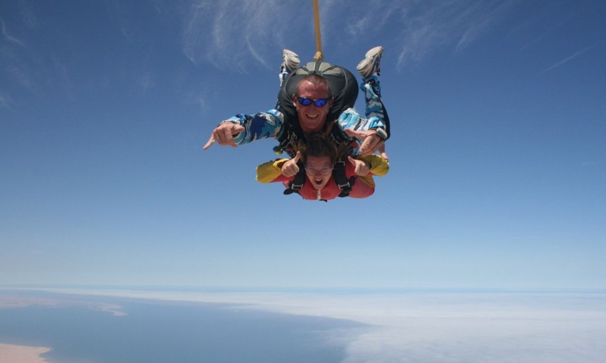 4. Rơi tự do (Skydiving) (Châu Phi): Đây là một trong những môn thể thao mạo hiểm được ưa chuộng nhất trên thế giới. Bạn nhảy ra từ một máy bay, rơi tự do, và tự quyết định thời điểm mở dù. Bạn có thể xuất phát từ Livingstone (Zambia), đích đến là Thác Victoria - một trong những thác nước tuyệt mỹ nhất thế giới, và... rơi.