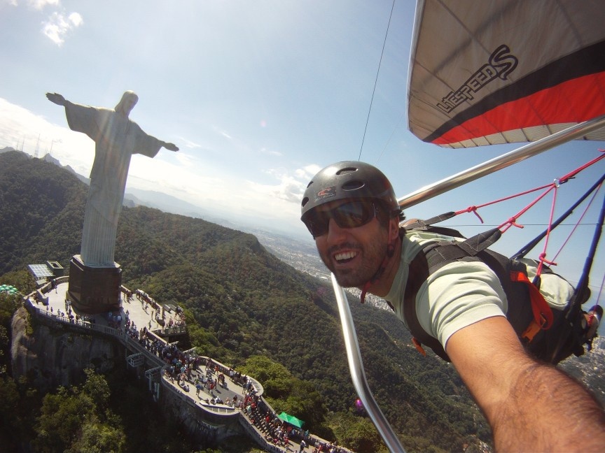 5. Bay diều (Hang gliding) (Brazil): Lướt mình trong gió và cúi xuống ngắm nhìn Rio De Janeiro, còn gì hơn thế! Không khí mát lạnh sẽ xua tan mọi sợ hãi đối với độ cao của bạn... Nhưng điều này có thể không đúng đối với tất cả mọi người đâu, bạn nhé. 