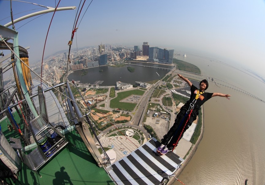 7. Nhảy cầu bungee (Macau): Với độ cao 233m, thiết kế tại tầng 61 của tòa Tháp Macau, đây là một trong những địa điểm nhảy 