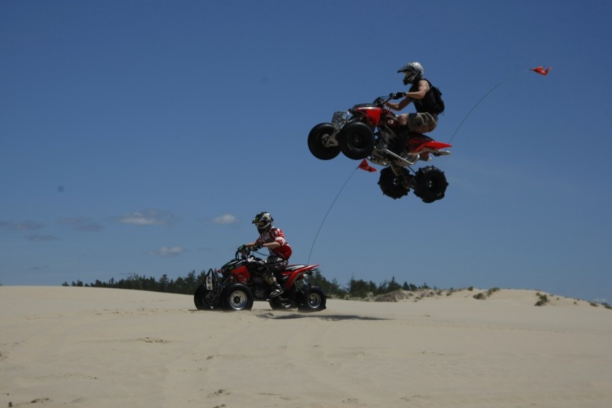 8. Đua xe việt dã (Oregon):  Nếu bạn là người mê tốc độ, vậy thì hãy thuê một chiếc xe địa hình, tận hưởng cảm giác khoan khoái khi bỏ lại đằng sau từng vệt cát dài trên bãi biển Oregon. 