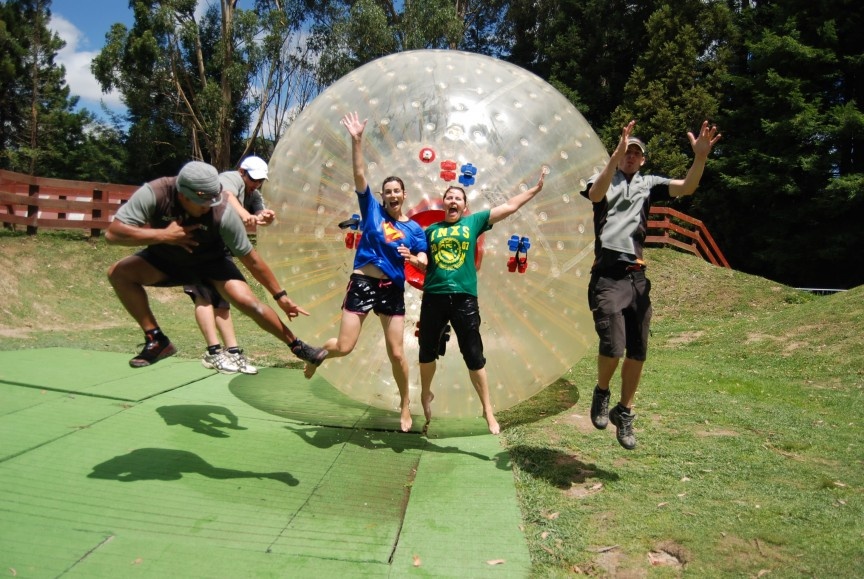 9. Lăn bóng zorbing (New Zealand): Ra đời năm 1994, lăn bóng zorbing là một môn thể thao mạo hiểm, trong đó một đến vài người sẽ cùng chui vào quả bóng nhựa lớn và lăn xuống dốc, thường có thể lăn khoảng nửa dặm. Với tốc độ có thể lên tới 50km/giờ, nhưng đây lại là môn thể thao này lại khá an toàn. Tuy nhiên, cũng đã có một vài trường hợp tử vong. 