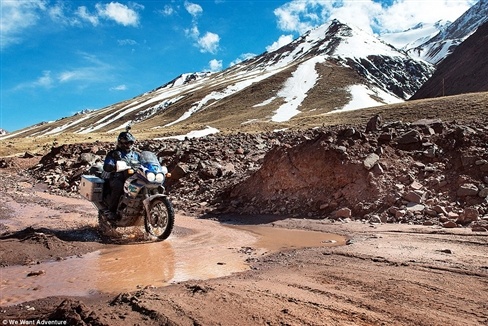 Khó khăn trên chuyến đi chỉ làm thắt chặt thêm mối quan hệ giữa 2 người.