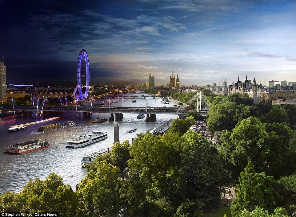 London: Stephen Wilkes đã dành trọn một ngày một đêm để chụp từ duy nhất một góc độ. Trong ảnh trộn của ông vừa có London Eye về đêm, vừa có du thuyền ban ngày trên sông Thames.