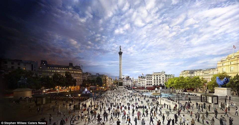 Quảng trường Trafalgar đông đúc náo nhiệt ngày và đêm, ảnh trộn từ 50 ảnh, trong đó ghi lại hình ảnh 300 khách du lịch thăm thú nơi này.