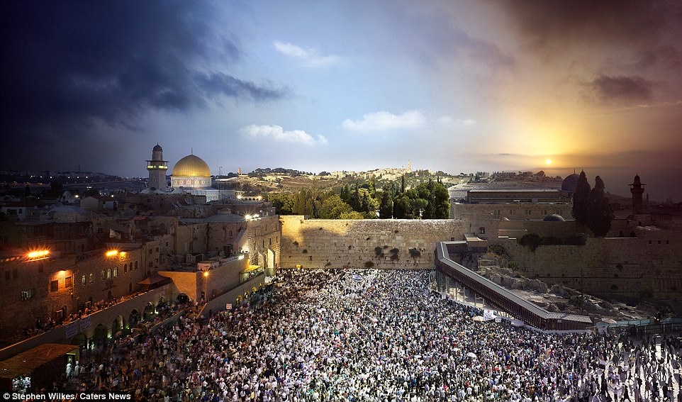 Jerusalem: Có những bức ảnh mất đến hơn 1 tháng mới trộn xong.