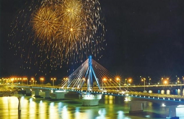 Du lich Da Nang: Khach dong, vi sao van thu duoc it tien? hinh anh