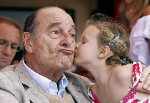 4. Hôn cú đúp: Ở Pháp, người ta chào hỏi nhau bằng cách hôn lên hai má nhau. Để tránh nhầm lẫn với nụ hôn kiểu Pháp, kiểu hôn này có tên là La Bise. Hôn còn là cách chào hỏi phổ biến ở nhiều nước Châu Âu và Nam Mỹ. 