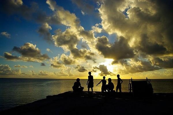 8. Hít mũi: Ở Tuvalu, một lời chào bao gồm dí mặt mình vào má người kia, và hít mũi một cái thật sâu. Theo News.com.au, đây là cách chào truyền thống của Đảo Polynesia.