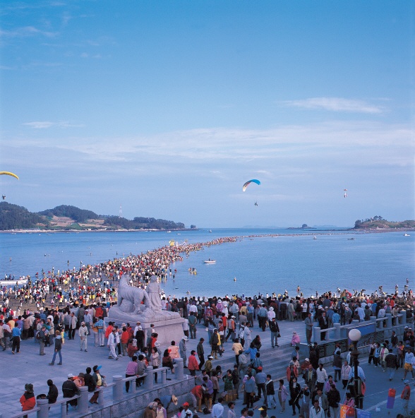 Hàng năm, có cả triệu du khách đổ về vùng biển này để chứng kiến hiện tượng siêu nhiên biển tách đôi.