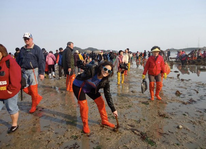 Du khách có thể thong dong nhặt rong, bắt mực, bào ngư và những con ốc…