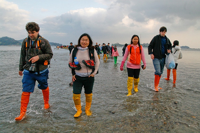 Giới chức địa phương đã phải nhờ đến sự lực lượng cảnh sát kiểm soát trật tự tại vùng biển này và hướng dẫn du khách trải nghiệm trên con đường kỳ bí một cách an toàn nhất.