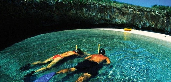 Bãi cát trong “lòng hố” không dài nhưng cũng đủ để du khách phơi nắng hay có thể hưởng bóng râm.