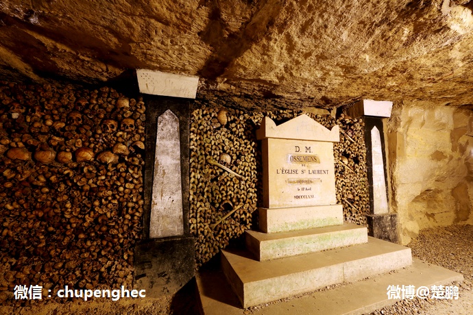 Tới đây, du khách chắc hẳn sẽ không khỏi ngạc nhiên khi quan sát thấy bức tường xương được lắp ghép từ xương đùi, còn các xương nhỏ thì dùng để đệm, xương đầu xếp vây quanh. 