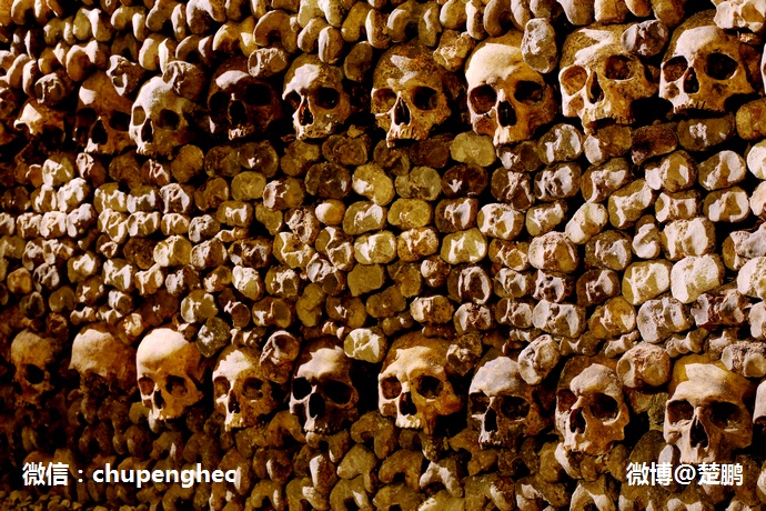 Huyệt mộ dưới lòng đất không chỉ là nơi yên nghỉ của biết bao con người, mà còn là nơi chứng kiến nhiều câu chuyện, khiến truyền thuyết về nơi đây càng thêm huyền bí. Sau thế chiến thứ hai, huyệt mộ như mê cung này là nơi tổ chức 