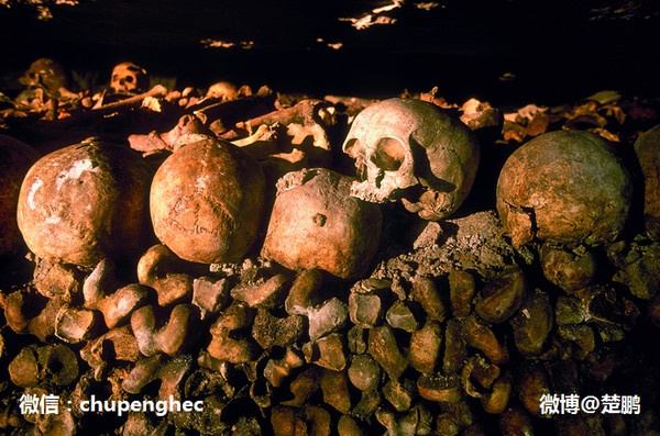 Xương của hơn 6 triệu người chất như núi, đầu người xếp đầy tường, hai hố mắt trân trân nhìn du khách