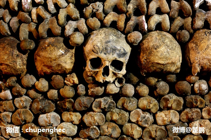 Nếu bạn một mình đến thăm huyệt mộ dưới lòng Paris, đi qua hành lang với hai bên tường xếp kín đầu người, chắc hẳn sẽ rất rùng rợn, có khi còn không cả chụp được ảnh. 