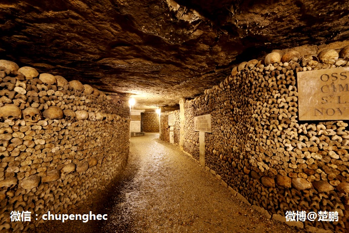 Vào bên trong huyệt mộ, theo bậc thang xoáy đi dần xuống, ánh sáng mờ dần, âm khí lan tỏa.  Dọc hành lang 