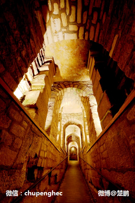 Huyệt mộ dưới lòng Paris rộng 11000m2, im lặng phăng phắc. Xương của hơn 6 triệu người tập trung ở đây. Chỉ có xương và xương.  