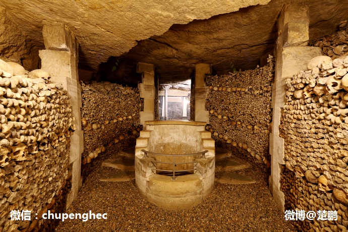 20 năm cuối của thế kỷ 18 là thời gian loạn lạc ở Paris, chính quyền thay đổi liên tục, vì vậy công trình bị lãng quên này được các mục sư tiếp tục thực hiện. Lượng công việc lớn hơn dự kiến rất nhiều, đến tận năm 1810 mới hoàn tất. 