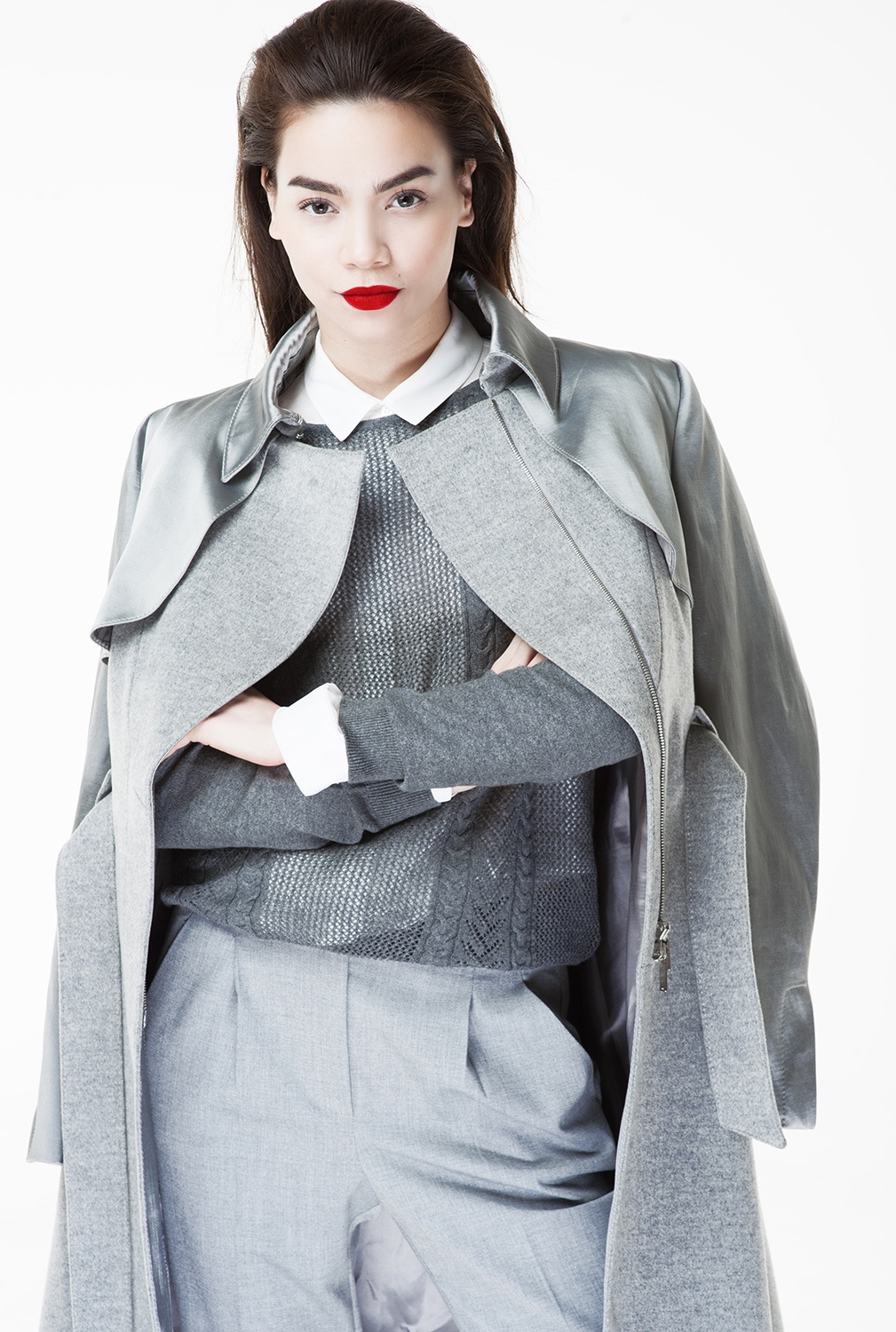 Màu xám được sử dụng ở nhiều sắc độ và chất liệu tạo cảm giác lôi cuốn, hấp dẫn. Đây cũng là một trong những xu hướng màu sắc nổi bật mùa Thu Đông 2014. Để phù hợp với trang phục, Hà Hồ chọn cách trang điểm tối giản với đôi môi đỏ là điểm nhấn duy nhất.