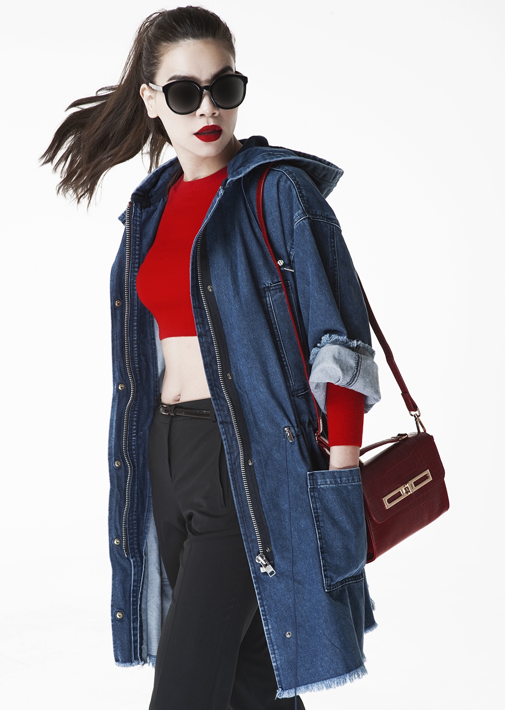 Với phong cách sporty chic, Hà Hồ trở nên gợi cảm trẻ trung cùng crop top, gilet denim mạnh mẽ. Áo và phụ kiện cùng sắc đỏ vừa là điểm nhấn vừa tạo nên sự đồng điệu cho trang phục. 