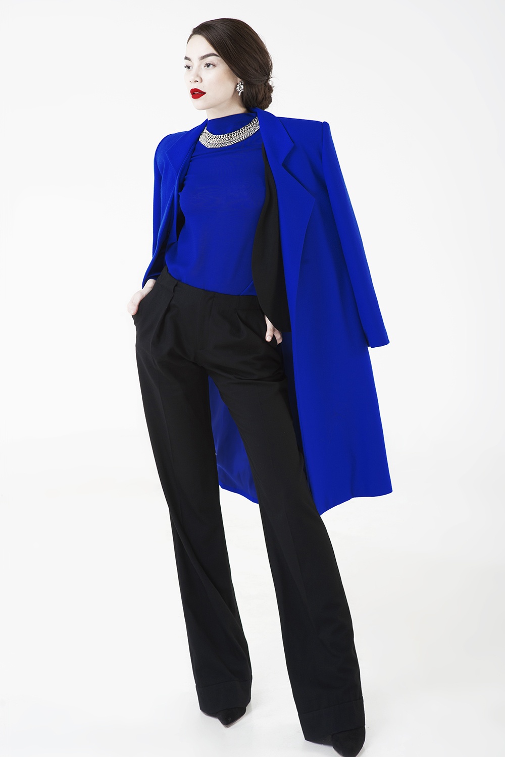 Vẫn là layer nhưng cách kết hợp trang phục điêu luyện của nữ hoàng giải trí đang mang đến một Hồ Ngọc Hà sang trọng, cổ điển mà vẫn thời thượng. 