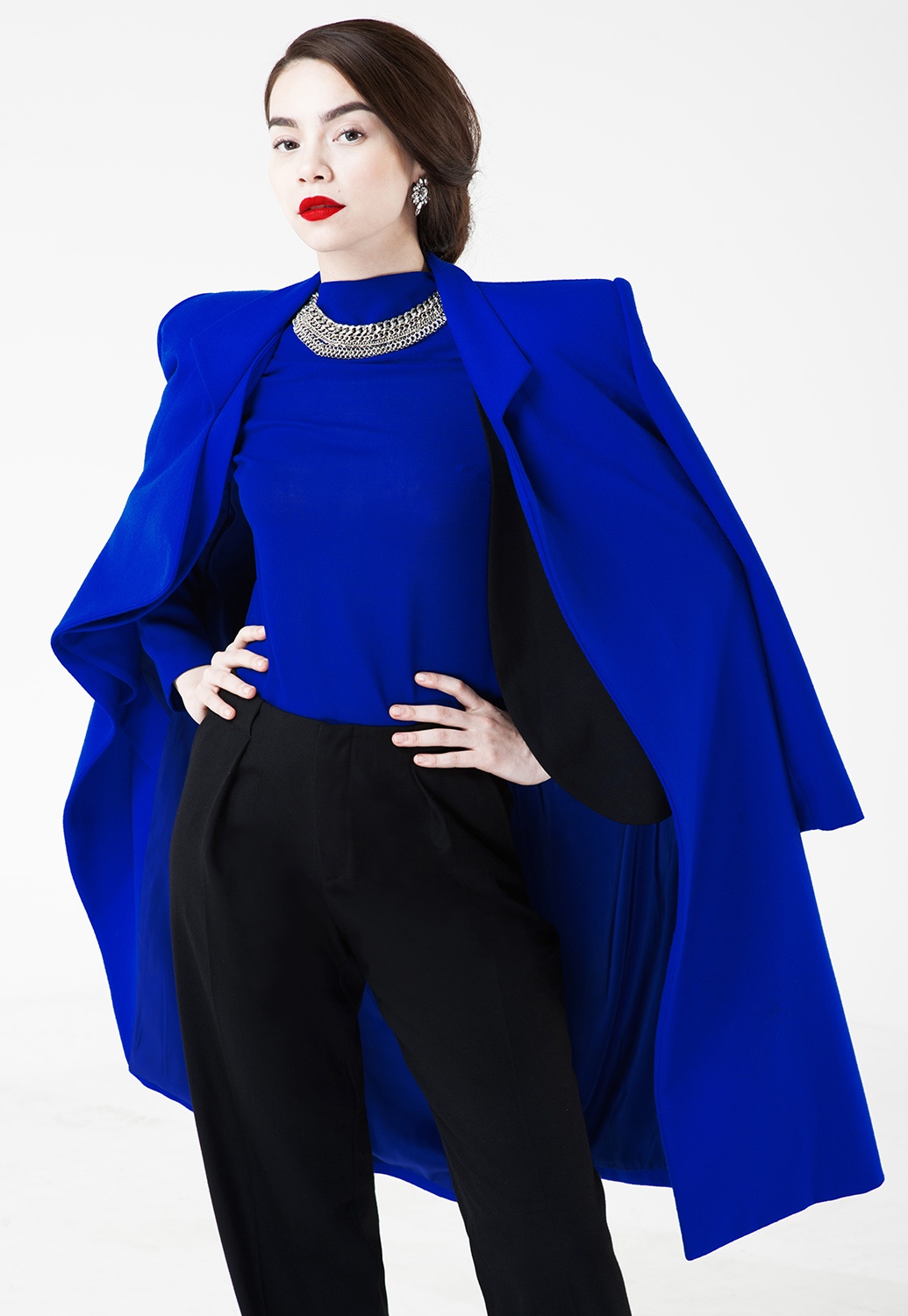 Sau xám, xanh cobalt là sắc màu lạnh tiếp theo nữ ca sĩ chọn để làm mới tủ đồ Thu Đông. Với ưu điểm tông lạnh, xanh cobalt có thể kết hợp với hầu hết những sắc thái khác mà vẫn hài hoà.