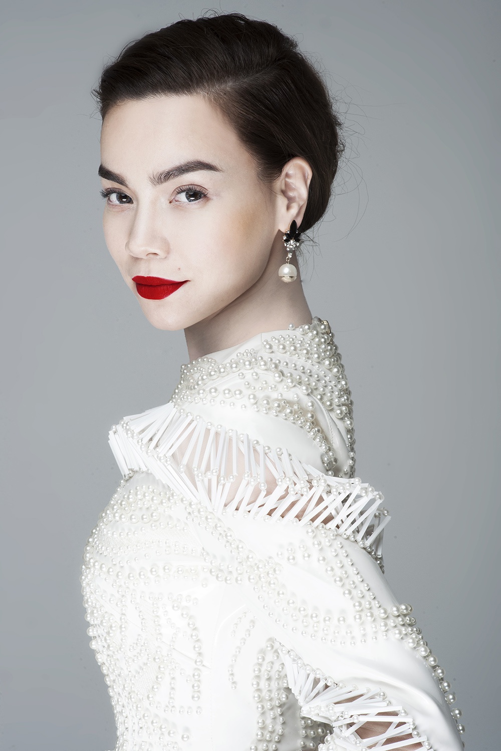 Cận cảnh vẻ đẹp không tỳ vết của Hồ Ngọc Hà. Màu son đỏ tươi là “trang phục” được cô diện xuyên suốt bộ ảnh.  Đây cũng là sắc son cần-phải-có trong tủ phụ kiện của các fashionista