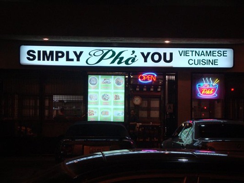 Simply Phở you. Bằng cách chơi chữ biến tấu của “Simply for you” (Đơn giản là dành cho bạn), chủ quán đã tạo nên một cái tên dễ thương. Quán nằm ở địa chỉ 698 S Vermont Ave, Los Angeles. Julie, một thực khách cho biết: “Phở ở đây có giá từ $6.5 trở lên, nhưng thế là rất rẻ so với các quán khác tôi từng ăn. Phở ở đây rẻ, ngon và họ làm rất nhanh”.
