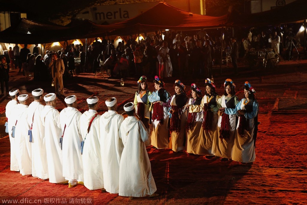 Morocco - Phiên Chợ Cô Dâu: Ở Berbers (Núi High Atlas, Morocco) cứ đến tháng 9 hằng năm lại tổ chức Phiên Chợ Cô Dâu. Các cô gái trang điểm xinh đẹp đến Chợ, còn các chàng trai thì háo hức chọn vợ. Ưng ai thì cô gái sẽ cho phép người đó được cầm tay mình. Người phụ trách sẽ làm đơn đăng ký kết hôn cho đôi trai gái, sau khi có chữ ký của người đại diện chính quyền, hôn nhân chính thức có hiệu lực.