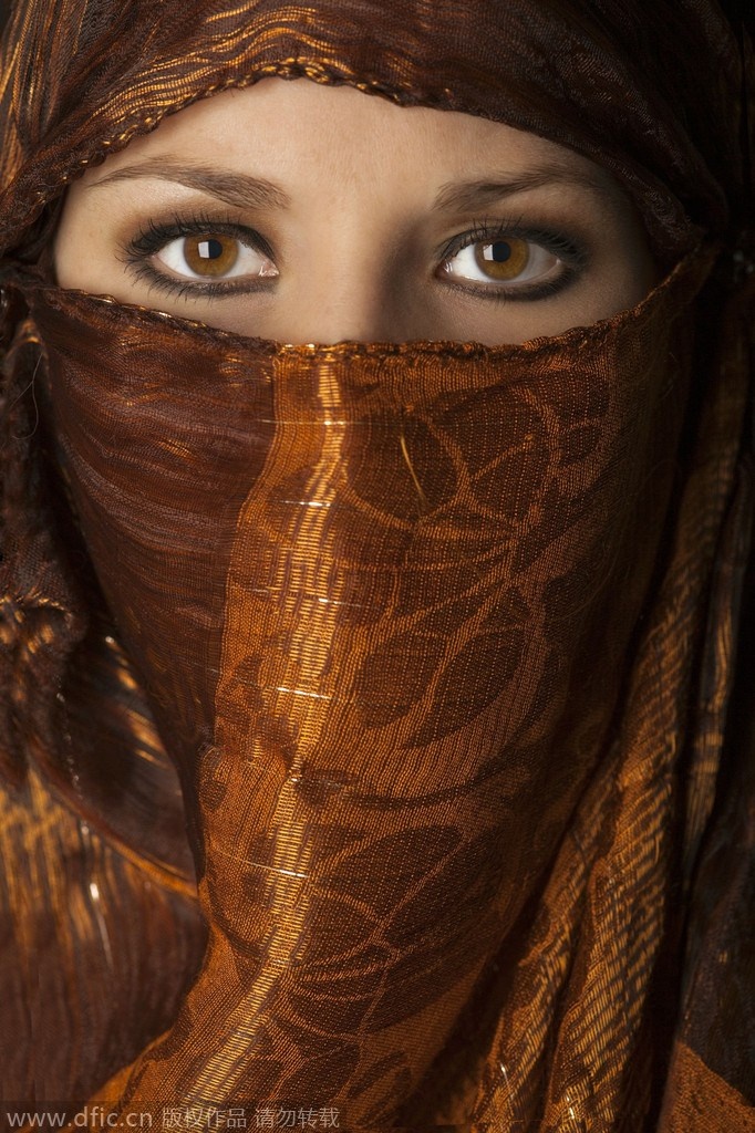 Con gái Ả Rập = Váy trùm x Móng tay đẹp: Con gái Ả Rập rất thích làm đẹp, trong đó hai thứ quan trọng nhất là váy trùm và móng tay. Bộ váy trùm bao gồm cả khăn bịt mặt và khăn quấn cổ, tất cả đều được lựa chọn rất kỹ càng. Móng tay được sơn bằng thuốc làm từ một loại thực vật rất phổ biến ở khu vực Địa Trung Hải. Nhất là vào ngày cưới, móng tay của các cô dâu càng được chú trọng bội phần. Người Ả Rập cho rằng, vào ngày cưới, móng tay cô dâu đẹp đại diện cho ước nguyện vợ chồng con cái đề huề, sống tới đầu bạc răng long. Thậm chí, trước đêm tân hôn còn có một 