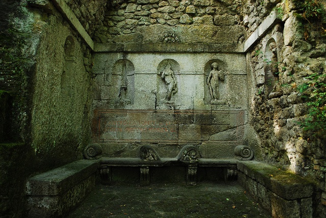 Có lẽ vì quá đau buồn về cái chết không đúng lúc của người vợ mà Vicino đã quyết định cho xây công viên có vẻ kỳ dị này. Tuy nhiên, trải qua hàng trăm năm, các nhà nghiên cứu vẫn chưa thể giải mã được bí ẩn thực sự đằng sau nó.