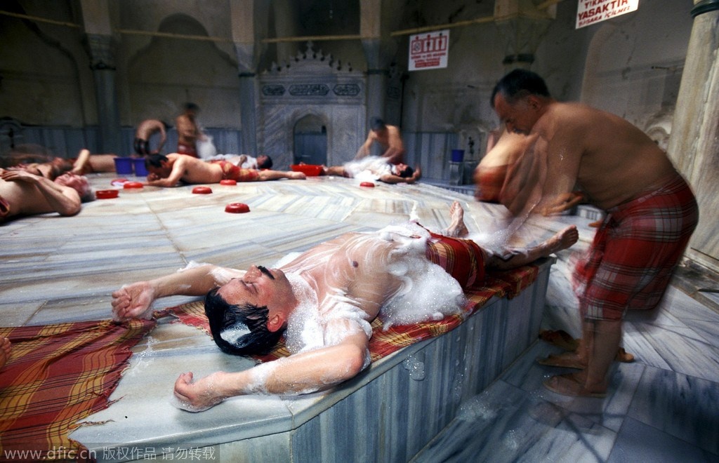 Thổ Nhĩ Kỳ - Nam nữ tắm chung: Khi du lịch ở Thổ Nhĩ Kỳ, bạn sẽ phát hiện thấy có rất nhiều nơi nam nữ tắm chung. Khi tắm, mọi người lộ người trên, bên dưới quấn khăn. Bể tắm không chỉ là nơi làm sạch cơ thể, mà còn là nơi người ta làm nhiều việc khác, thậm chí chọn con dâu. Tại sao vậy? Vì bình thường, con gái Thổ Nhĩ Kỳ trùm đầu che mặt, áo váy lòa xòa, người ngoài chẳng bao giờ nhìn thấy được dáng vóc thực. Thế là, bể tắm trở thành nơi quan trọng để các bà mẹ chồng tương lai chọn con dâu. Bà mối sẽ mời cả mẹ chồng và con dâu tương lai đến bể tắm, ở đây, mẹ chồng có thể ngắm nhìn vóc dáng của con dâu tương lai và quyết định lựa chọn. 