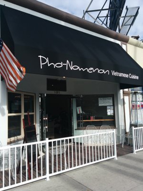 Pho-nomenon Một cách chơi chữ khác với từ “Phenomenon” (Hiện tượng) trong tiếng Anh là tên quán phở có địa chỉ ở Long Beach. Quán phục vụ cả phở bò lẫn phở gà, thậm chí cả bánh mì Việt Nam. Pho-nomenon được khách hàng ca ngợi về thái độ phục vụ và chất lượng nước dùng thơm ngon đúng điệu.