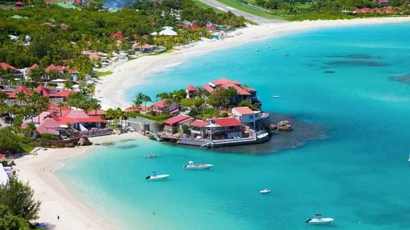 Hòn đảo Caribbe xinh đẹp này nổi tiếng với cuộc sống phù phiếm về đêm và là nơi lý tưởng để tắm nắng. Bạn có thể bắt gặp Jay-Z and Beyonce hoặc Jessica Alba ở đây.  Khách sạn: Eden Rock, Hotel Saint Barth Isle De France. 