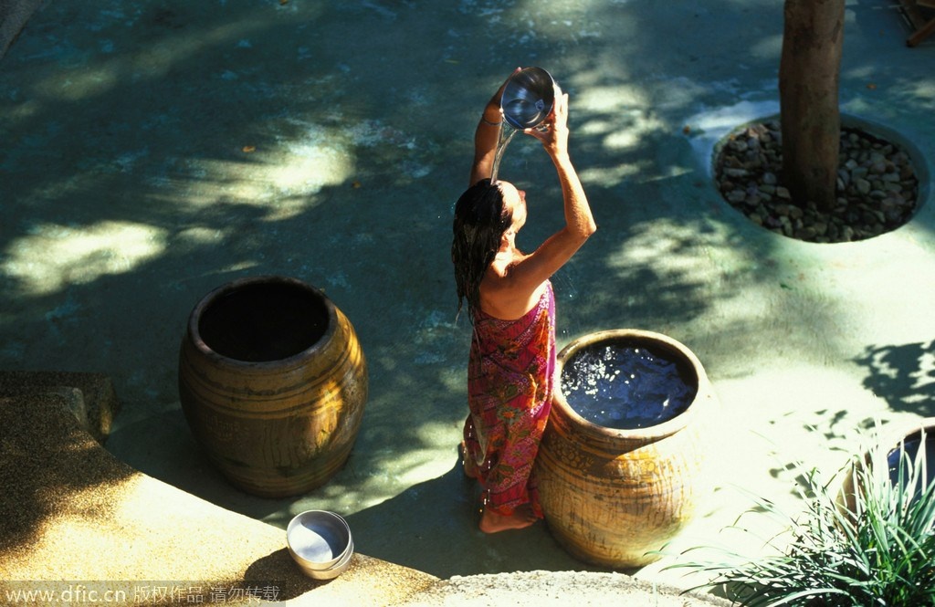 Thái Lan - Mỗi chum một vợ: Ở Thái, đàn ông có 3-4 vợ là chuyện bình thường. Pháp luật chỉ công nhận 1 vợ, nhưng cho phép những đứa con của vợ không chính thức được mang họ bố và có quyền thừa kế. 