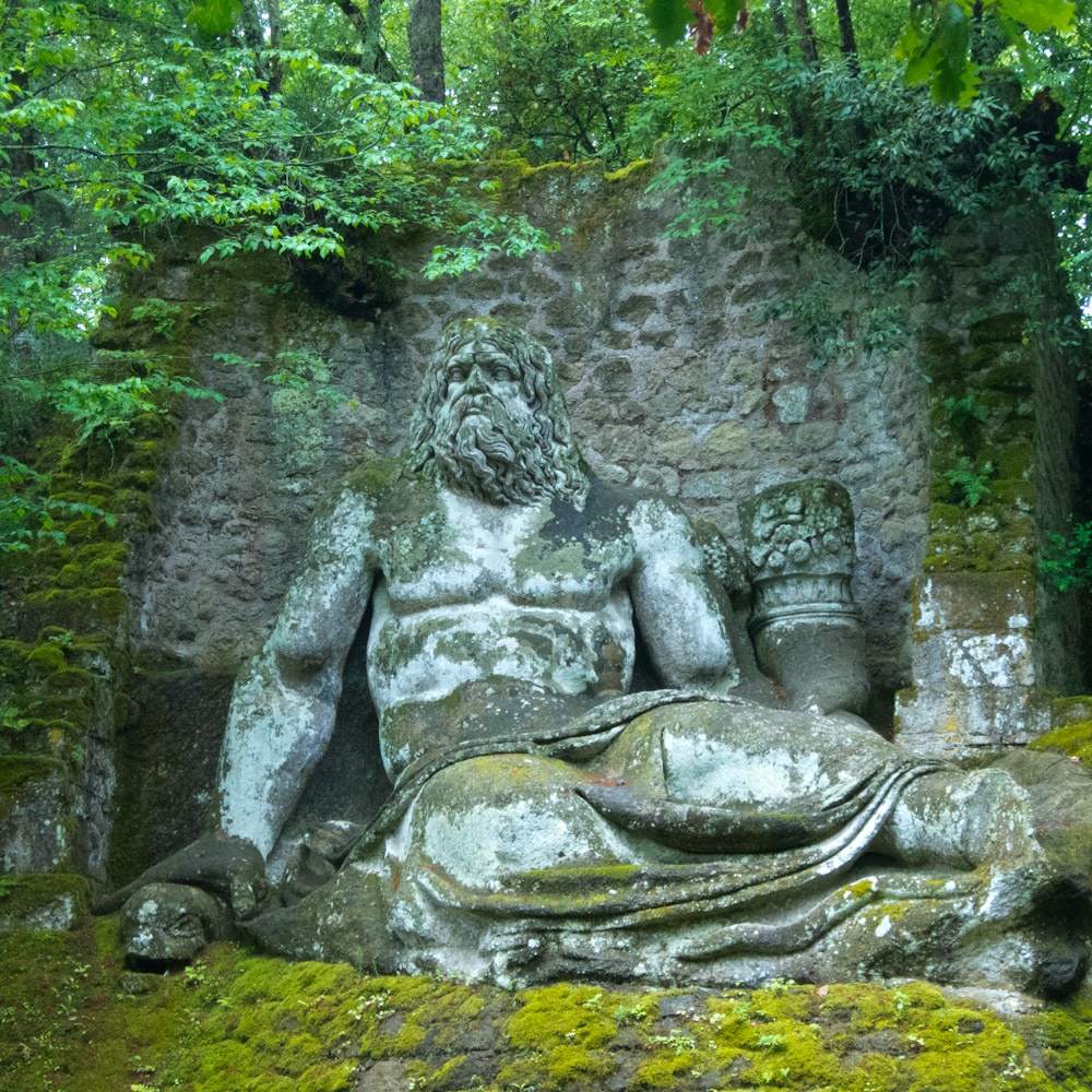 Vào thế kỷ thứ 16 ở Italy, giới quý tộc thường để lại cho những thế hệ sau bằng chứng về sự vĩ đại của họ thông qua hình thức nghệ thuật tôn giáo. Nhưng Pier Francesco Orsini lại muốn được lưu danh bằng cách hoàn toàn khác biệt. 