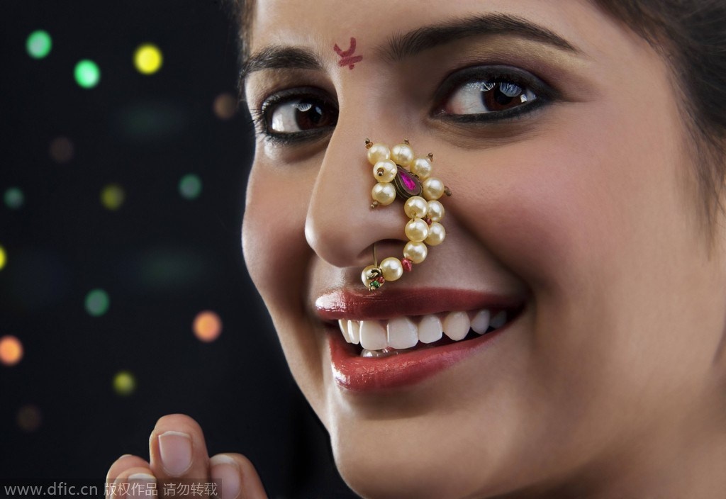 Ấn Độ - Phụ nữ không đeo vàng trang sức trên mũi không lấy được chồng: Ở Ấn Độ, phụ nữ ra khỏi nhà mà không đeo trang sức thì bị chê là không lịch sự. Trên đường phố, bất cứ một người phụ nữ nào cũng đeo trang sức vàng lóng lánh, thậm chí có những ăn xin là phụ nữ, quần áo tuy bẩn, nhưng trên mũi cũng có một chấm trang sức. 