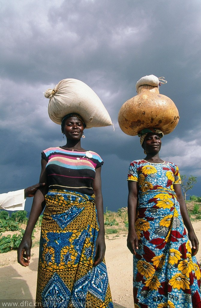 Cameroon - Mẹ có thể lấy con trai: Con trai có thể thừa kế vợ của bố, em trai có thể thừa kế vợ của anh. Mục đích là để 