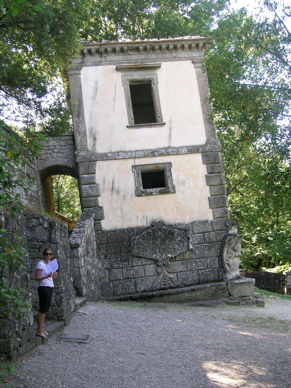 Khu vườn này có tên gọi là Bomarzo, thuộc tỉnh Viterbo (Lazio, Italy), ở hạ lưu thung lũng Tiber, cách Roma 68km. Nó là một bộ phận của khu rừng gần đáy thung lũng nơi lâu đài gia đình Orsini được xây dựng. Với ông, khu vườn là nơi tĩnh tâm sau một quãng đời sống trong sự bất ổn, căng thẳng của xã hội thời bấy giờ.