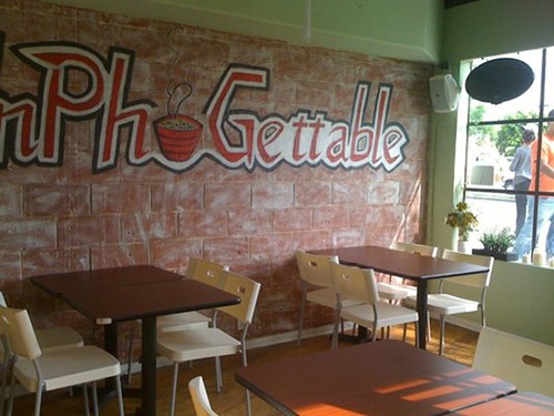 UnPhoGettable Tên quán thực chất cũng là Pho-nomenon, nhưng điều làm khách hàng ấn tượng hơn lại là dòng chữ biến tấu từ “Unforgetable” (không thể quên) được trang trí trong quán.