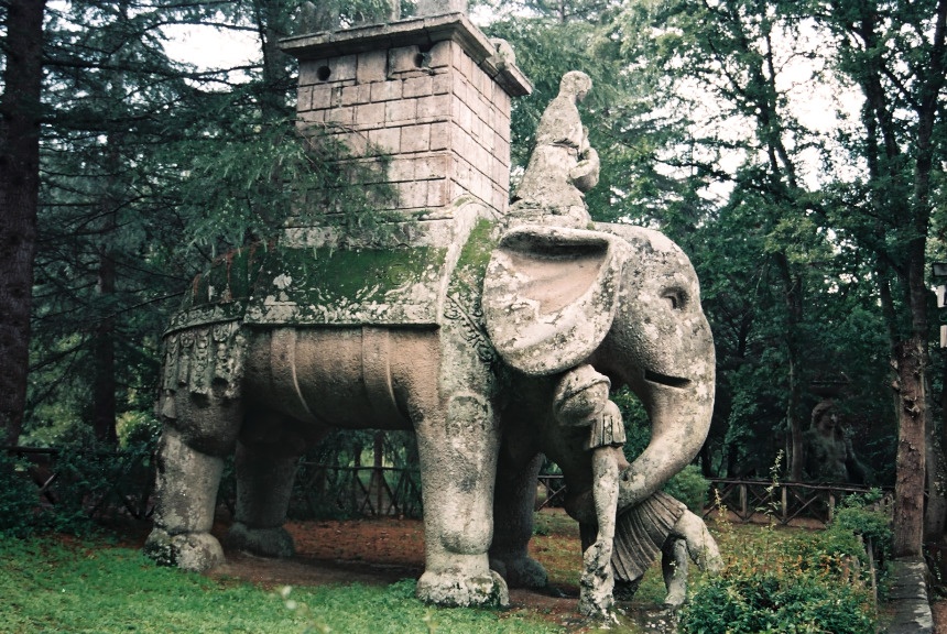 Trong suốt thế kỷ 19 đến gần cuối thế kỷ 20, khu vườn bị lãng quên và trở thành vườn hoang. Cho tới những năm 1970, một chương trình phục hồi khu vườn đã được tiến hành. Đến nay, Bomarzo trở thành một điểm thu hút khách du lịch lớn.