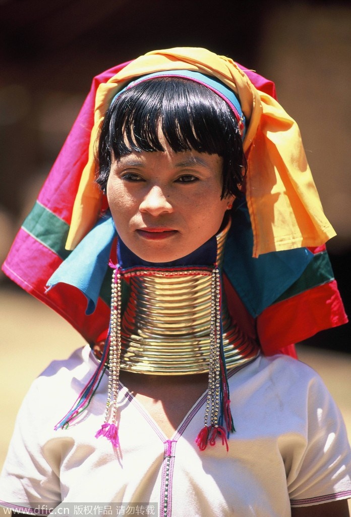 Myanmar - Phụ nữ cổ càng dài càng đẹp: Con gái từ khi 5 tuổi bắt đầu đeo vòng đồng lên cổ, từ 10 tuổi trở đi mỗi năm thêm 1 vòng đồng, cứ như vậy đến khi 25 tuổi. 